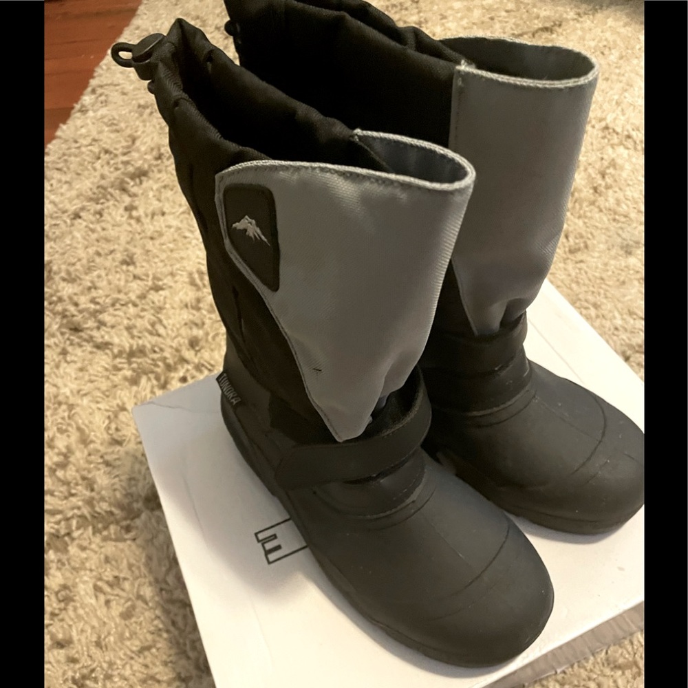 Kids waterproof snow boots size 6. Like new condition!